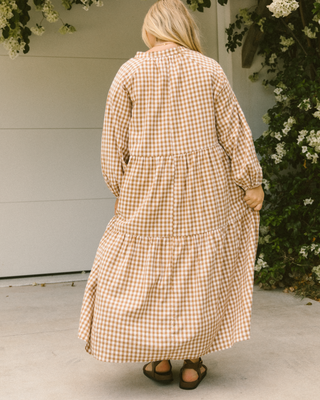 Maternity-friendly smock dress in caramel gingham – pregnancy and breastfeeding friendly