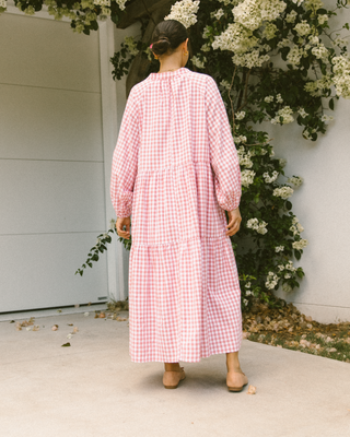 Maternity-friendly smock dress in pink gingham – pregnancy and breastfeeding friendly