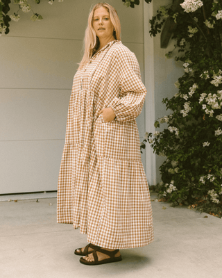 Maternity-friendly smock dress in caramel gingham – pregnancy and breastfeeding friendly