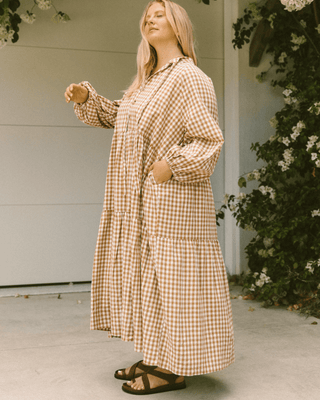 Maternity-friendly smock dress in caramel gingham – pregnancy and breastfeeding friendly