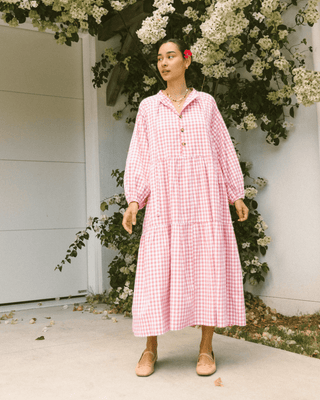 Maternity-friendly smock dress in pink gingham – pregnancy and breastfeeding friendly